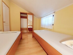 2 bedrooms, iron/ironing board, Internet, bed sheets