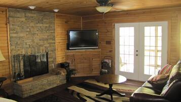 Cabin, nhiều giường (Getaway on Little River) | Phòng khách