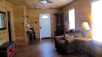 Cabin, nhiều giường (Getaway on Little River) | Phòng khách