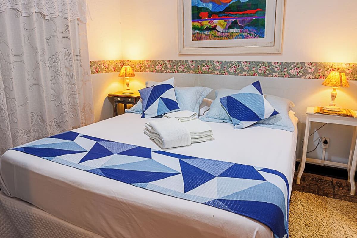 Chalet Classic, 1 letto queen, non fumatori, vista piscina | 1 camera, minibar, tende oscuranti, Wi-Fi gratuito