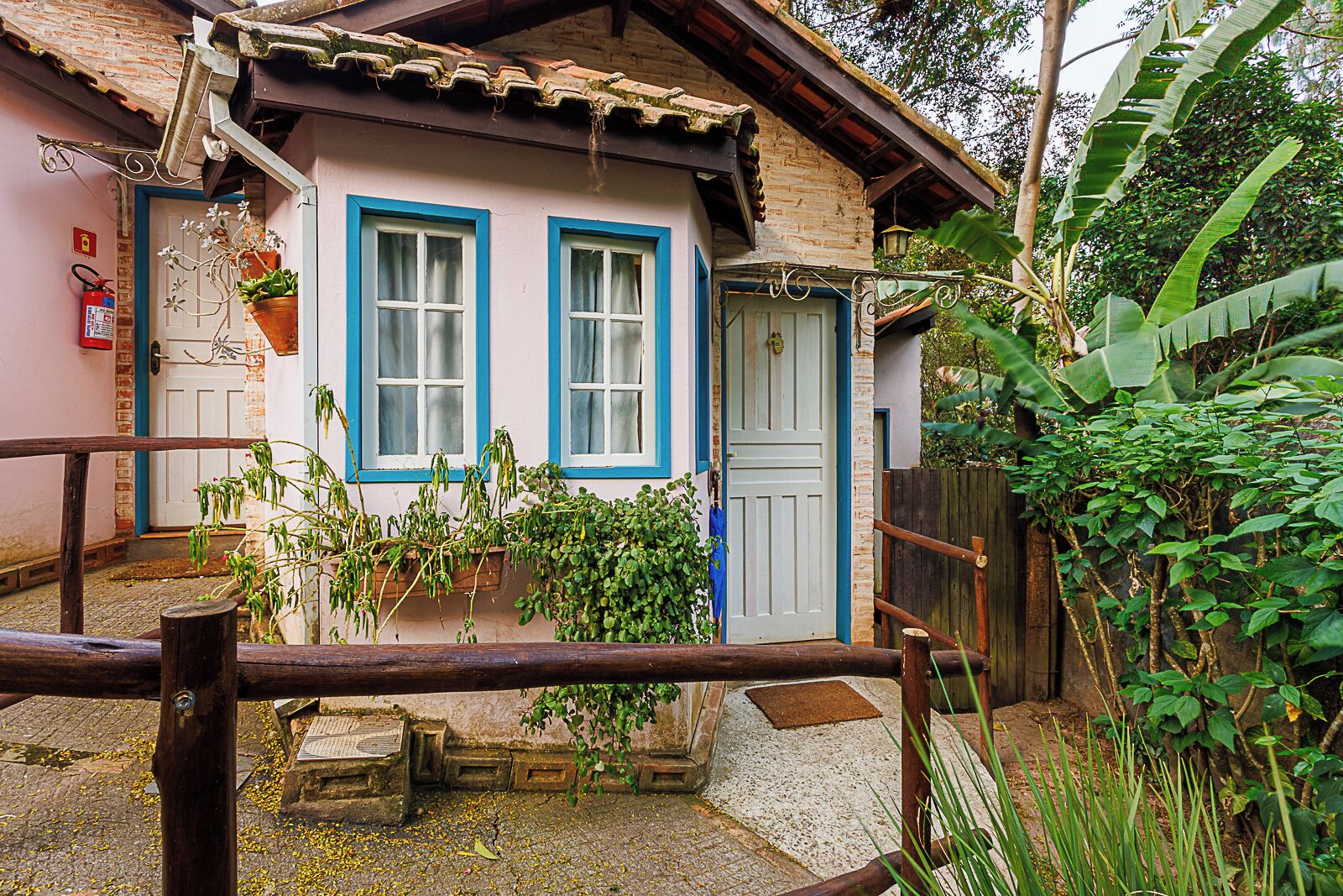 舒適小木屋, 1 張特大雙人床, 非吸煙房, 花園景 | 1 間睡房、迷你吧、遮光窗簾/窗簾、免費 Wi-Fi