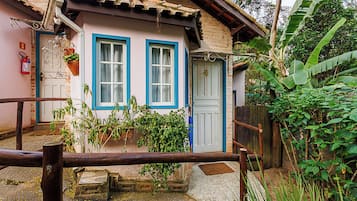 Comfort Chalet, 1 King Bed, Non Smoking, Garden View | 1 bedroom, minibar, blackout drapes, free WiFi