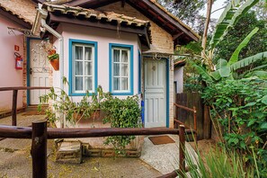 Comfort chalet, 1 kingsize bed, niet-roken, uitzicht op tuin | 1 slaapkamer, een minibar, verduisterende gordijnen, gratis wifi