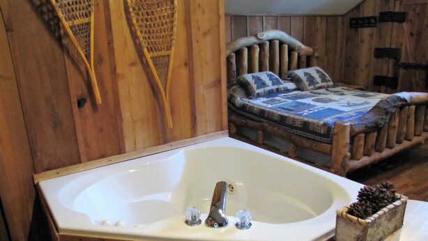Cabin, 1 King Bed (Cades Cove Hide Away) | Jetted tub - Cades Cove Hide Away (Townsend)