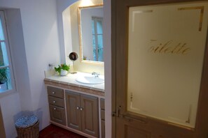 Habitación doble, Terraza | Lavabo en el baño