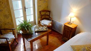 Room, Balcony | Minibar, individually decorated, individually furnished, desk