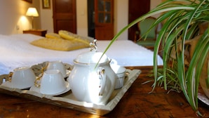 Room, Balcony | Coffee and/or coffee maker - B&B Les Chambres de la Villasse (Vaison-la-Romaine)