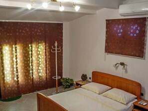 1 quarto, acesso à internet, roupa de cama