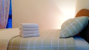 1 bedroom, bed sheets