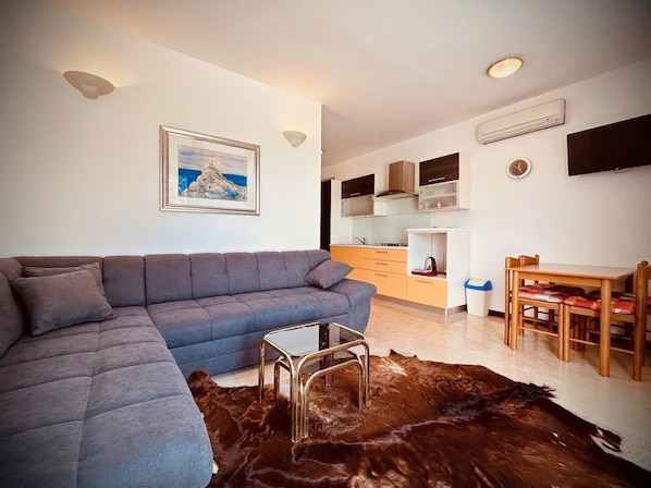 TV - Apartments Albina, (13294), Klimno, hr (Klimno)