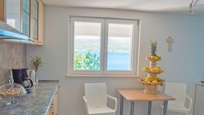 Fridge, microwave, cookware/dishes/utensils - Holiday home Marko, (14162), Rogoznica, hr (Rogoznica)