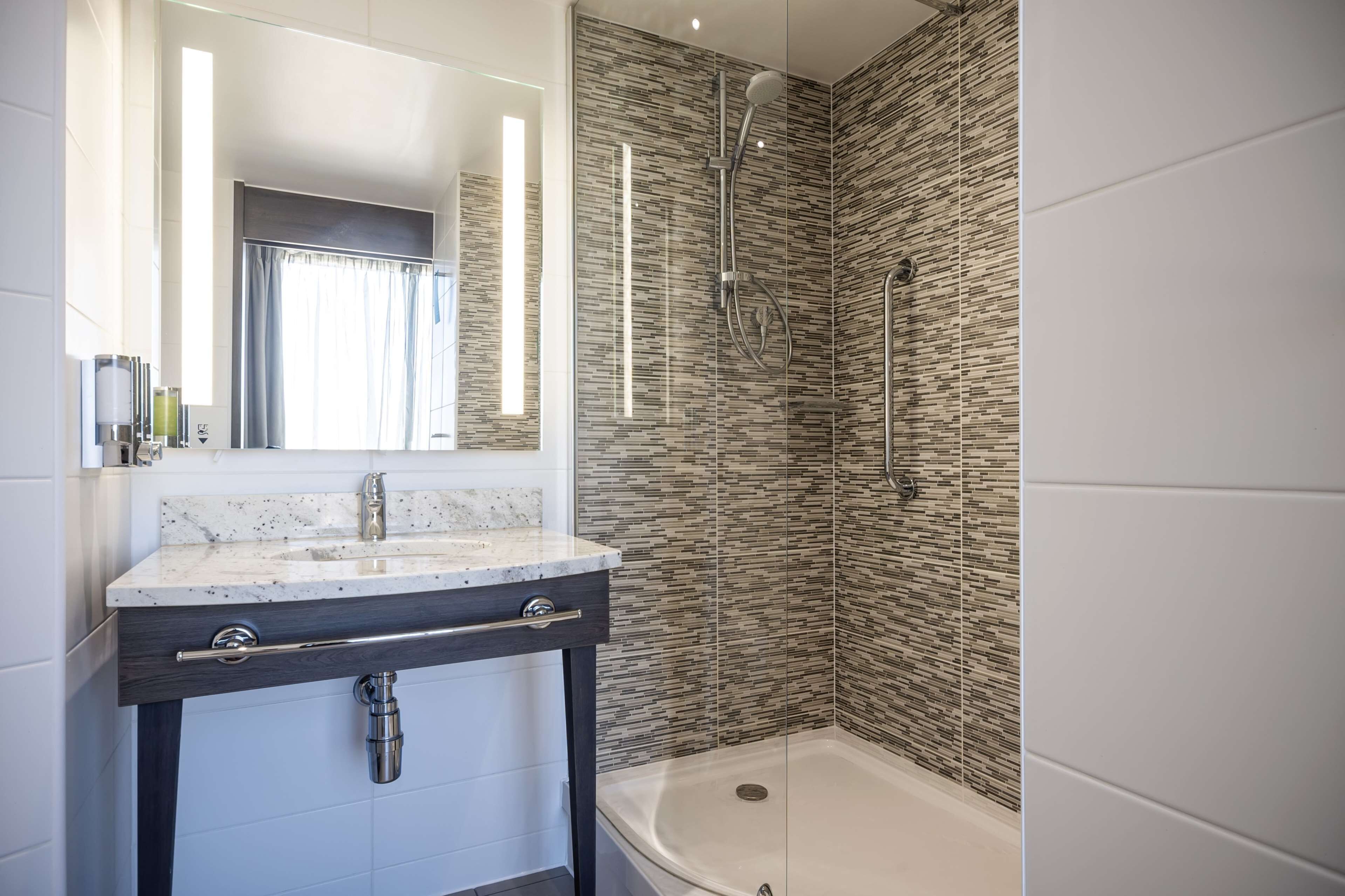 shower, free toiletries, hair dryer, towels