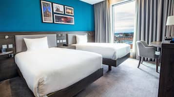 Tomannsrom, 2 enkeltsenger | Safe på rommet, skrivebord og skrivebord for bærbar PC