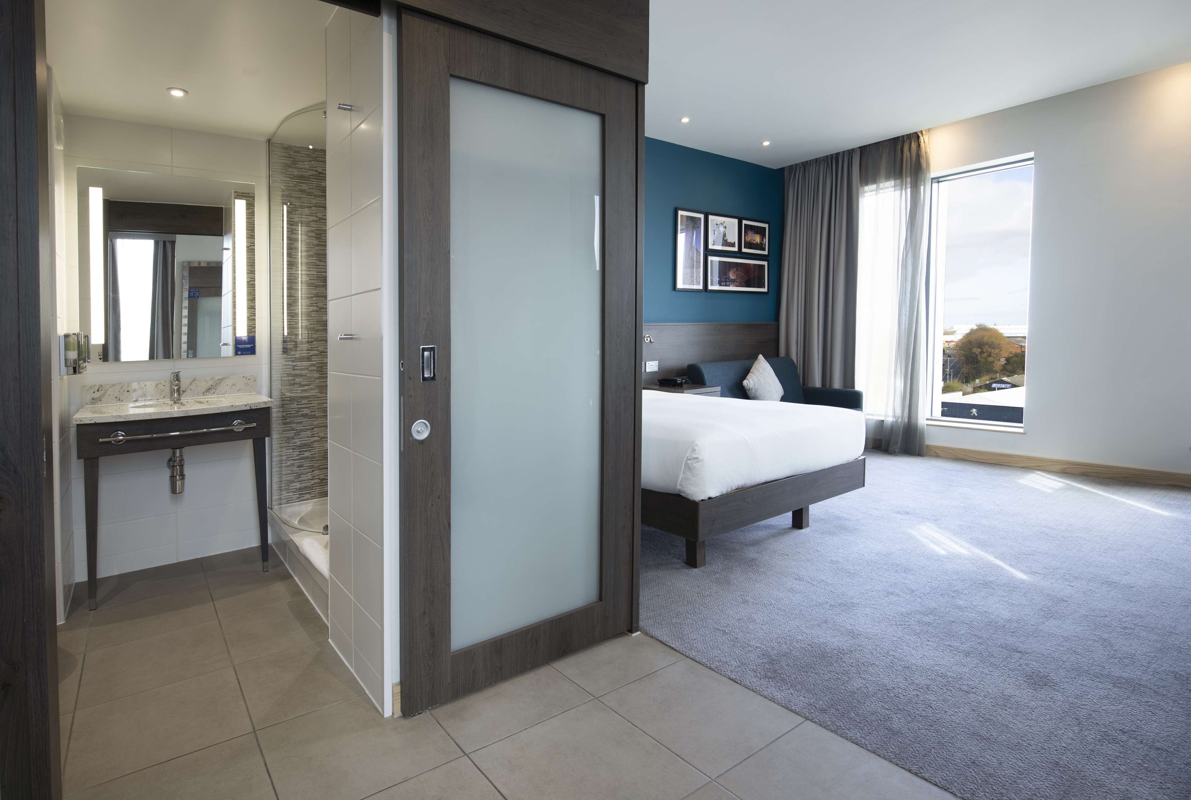 family room, 1 queen bed, river view | living area | lcd tv