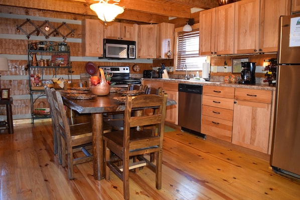 Cabin, Multiple Beds (Bear Meade) | Private kitchen