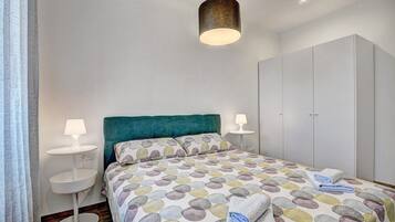 2 quartos, acesso à internet, roupa de cama