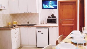 Refrigerador, microondas y utensilios de cocina 