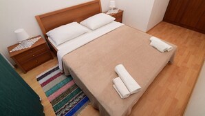 Room - Apartments and rooms Jozo, (8193), Makarska, hr (Makarska)