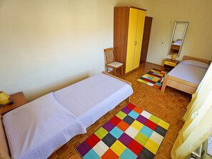 2 bedrooms, iron/ironing board, Internet, bed sheets