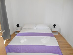 2 quartos, acesso à internet, roupa de cama