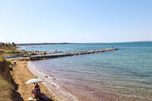 På stranden