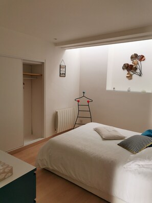 2 bedrooms, desk, iron/ironing board, free WiFi