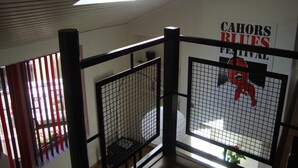 A ceiling with a skylight, a black metal railing, and a wall with a sign reading "CAHORS BLUES FESTIVAL". - House 75m2 air-conditioned + garage, all comforts, located medieval center Cahors. (Cahors)
