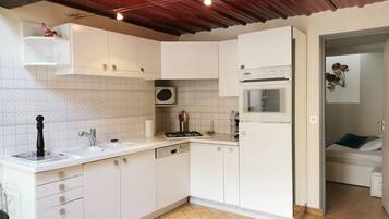 Een koelkast, een microgolfoven, een oven, een kookplaat