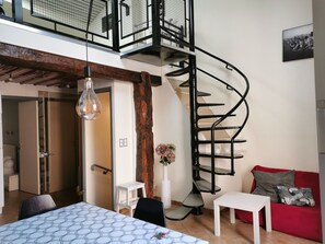 Interior - House 75m2 air-conditioned + garage, all comforts, located medieval center Cahors. (Cahors)