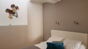 A bedroom with a bed, a window, and wall-mounted light fixtures. - House 75m2 air-conditioned + garage, all comforts, located medieval center Cahors. (Cahors)