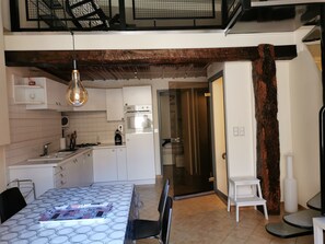 Fridge, microwave, oven, stovetop - House 75m2 air-conditioned + garage, all comforts, located medieval center Cahors. (Cahors)