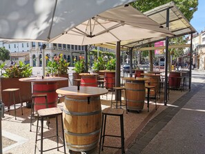 Outdoor dining - House 75m2 air-conditioned + garage, all comforts, located medieval center Cahors. (Cahors)