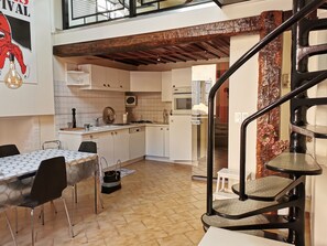 Dining - House 75m2 air-conditioned + garage, all comforts, located medieval center Cahors. (Cahors)