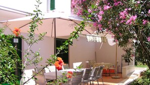 Outdoor dining - Holiday home Elena, (12228), Rovinj, hr (Rovinj)
