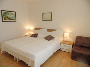 4 quartos, ferros/tábuas de passar roupa, acesso à internet