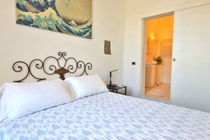 3 habitaciones, tabla de planchar con plancha y cuna de viaje 