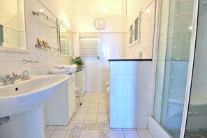 Badewanne, Whirlpool, Haartrockner, Bidet