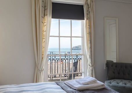 5 bedrooms, iron/ironing board, travel cot, free WiFi. Cliffhanger, Cowes. Stunning period property with fabulous sea views, sleeps 10