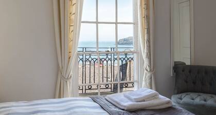 Cliffhanger, Cowes. Stunning period property with fabulous sea views, sleeps 10