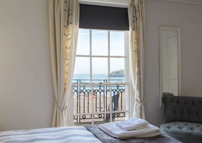 Cliffhanger, Cowes. Stunning period property with fabulous sea views, sleeps 10