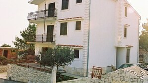 Unclassified image, 2 of 15, button - Apartments Ivan, (1995), Okrug Gornji, hr (Okrug Gornji)