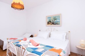 3 slaapkamers, een strijkplank/strijkijzer, internet, beddengoed