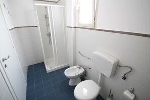 Shower, toilet paper - Baia Verde, apartment in villa 100 meters from the sandy beaches (Baia Verde)