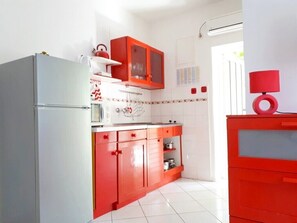 Réfrigérateur, micro-ondes, batterie de cuisine, vaisselle et ustensiles