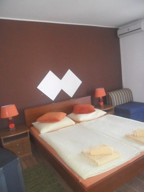 1 bedroom, internet, bed sheets - Apartments and rooms Ivanka, (13914), Rakovica, hr (Rakovica)