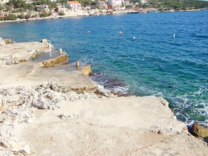 På stranden