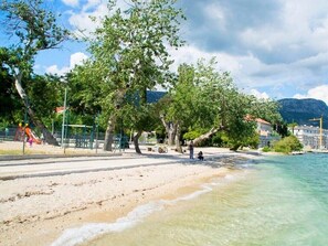 Beach nearby - Apartment Predrag, (15666), Kaštel Lukšic, hr (Kaštel Lukšic)