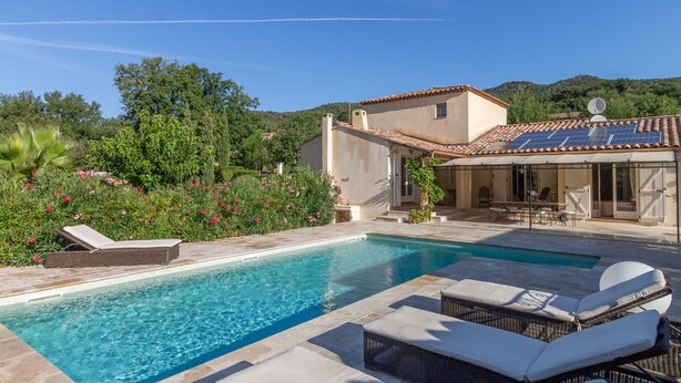 A swimming pool with lounge chairs, a patio area with a table and chairs, and a view of a hillside. - Macs Reve - A dream for bikers : 2 bikes for men & 2 bikes for women available for free. (Collobrières)