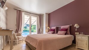 A bedroom with a bed, a desk, a chair, and a nightstand. - Macs Reve - A dream for bikers : 2 bikes for men & 2 bikes for women available for free. (Collobrières)