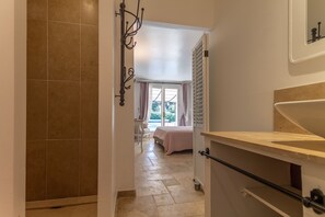 5 slaapkamers, een strijkplank/strijkijzer, gratis wifi